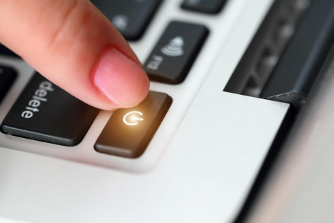 Laptopul Apple MacBook nu se mai aprinde? Cauze frecvente si cum sa rezolvi